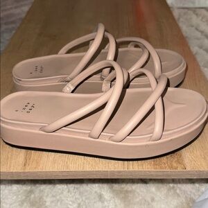 NWOT dory platform sandals